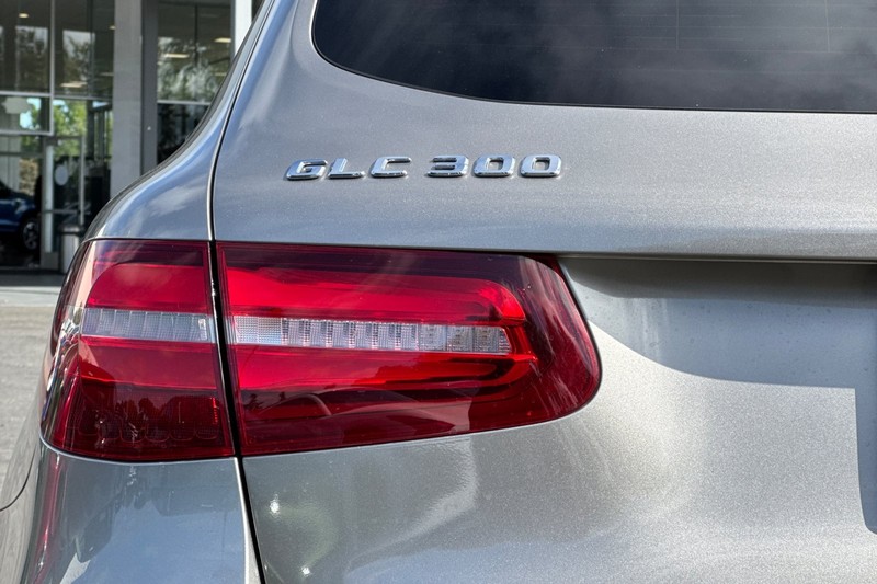 Mercedes-Benz GLC Vehicle Full-screen Gallery Image 28