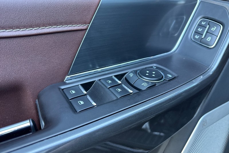 Ford F-150 Vehicle Full-screen Gallery Image 12
