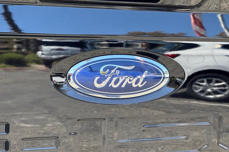 Ford F-150 Vehicle Full-screen Gallery Image 28