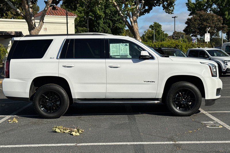 GMC Yukon Vehicle Full-screen Gallery Image 03