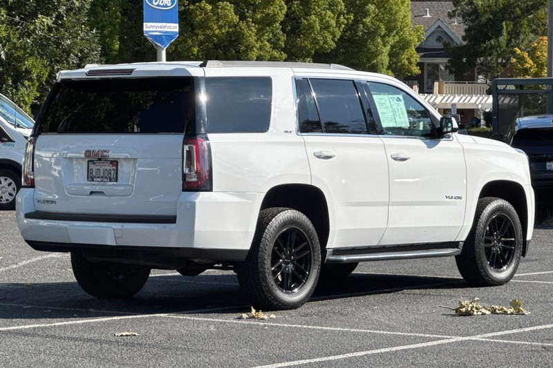 GMC Yukon Vehicle Full-screen Gallery Image 04