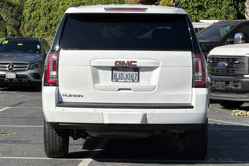 GMC Yukon Vehicle Full-screen Gallery Image 05