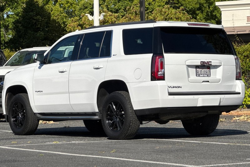 GMC Yukon Vehicle Full-screen Gallery Image 06