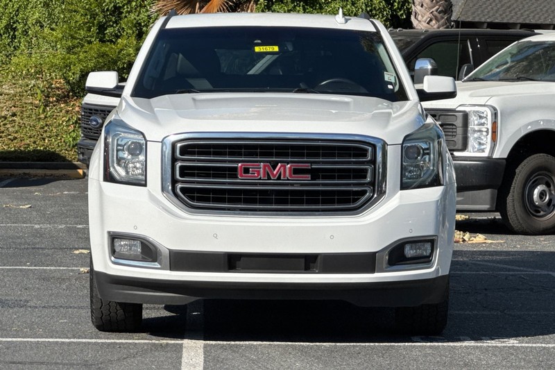 GMC Yukon Vehicle Full-screen Gallery Image 09
