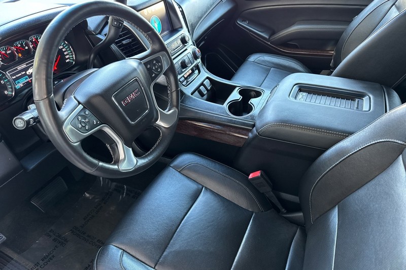 GMC Yukon Vehicle Full-screen Gallery Image 10