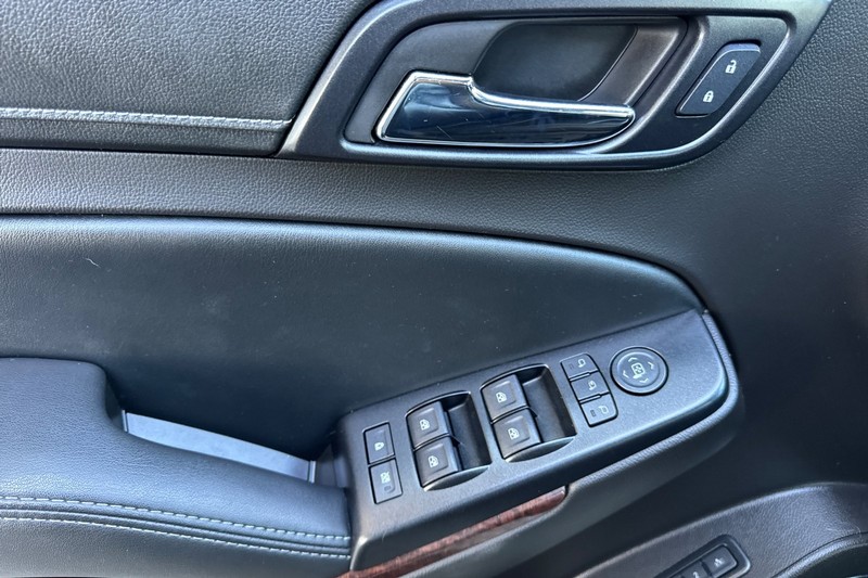 GMC Yukon Vehicle Full-screen Gallery Image 11