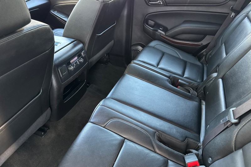 GMC Yukon Vehicle Full-screen Gallery Image 12