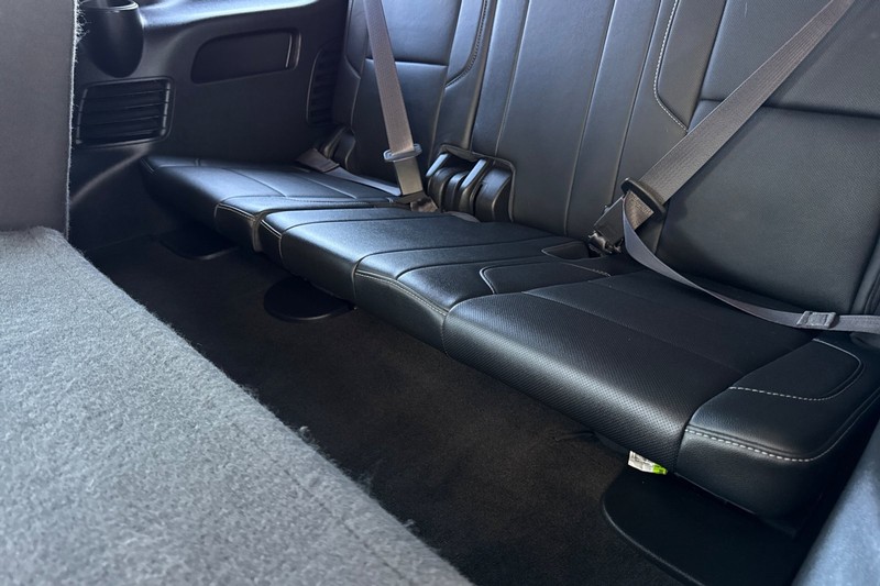 GMC Yukon Vehicle Full-screen Gallery Image 15