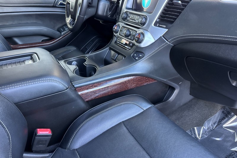 GMC Yukon Vehicle Full-screen Gallery Image 17