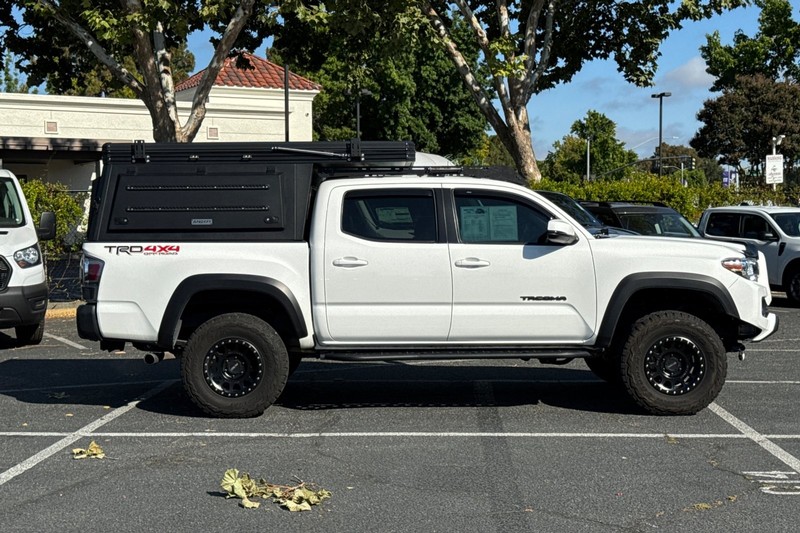 Toyota Tacoma 4WD Vehicle Full-screen Gallery Image 03
