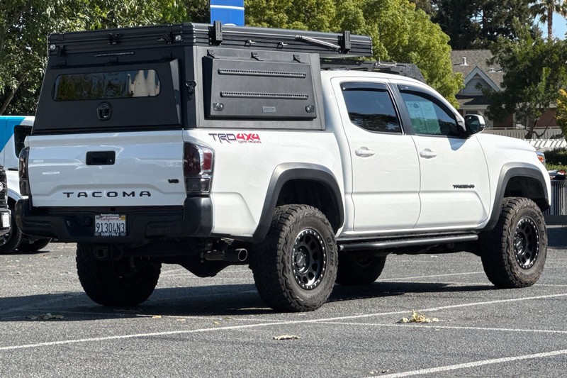 Toyota Tacoma 4WD Vehicle Full-screen Gallery Image 04