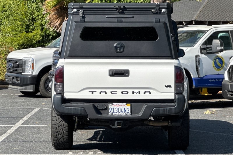 Toyota Tacoma 4WD Vehicle Full-screen Gallery Image 05