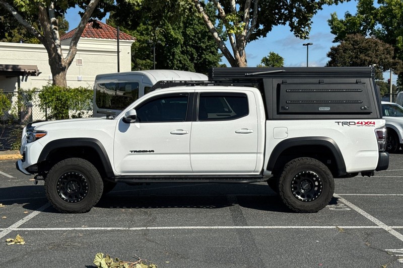 Toyota Tacoma 4WD Vehicle Full-screen Gallery Image 07