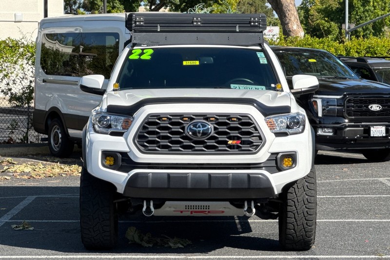 Toyota Tacoma 4WD Vehicle Full-screen Gallery Image 09