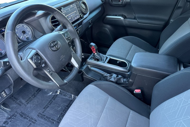 Toyota Tacoma 4WD Vehicle Full-screen Gallery Image 10