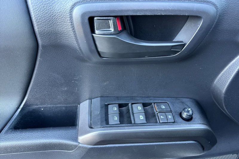 Toyota Tacoma 4WD Vehicle Full-screen Gallery Image 11