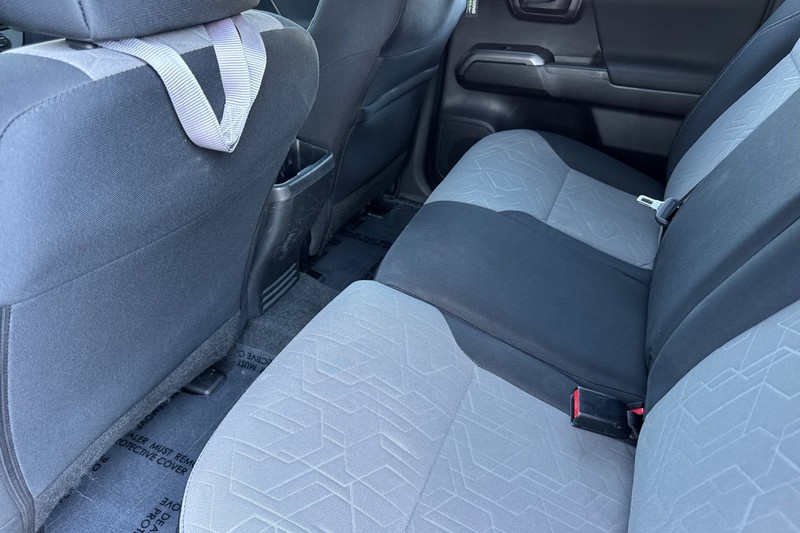 Toyota Tacoma 4WD Vehicle Full-screen Gallery Image 12
