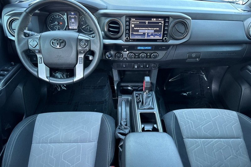 Toyota Tacoma 4WD Vehicle Full-screen Gallery Image 13