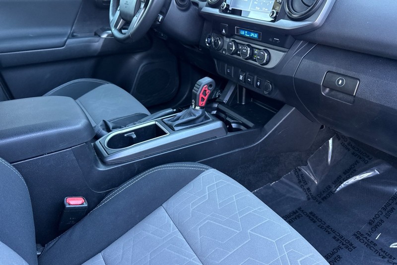 Toyota Tacoma 4WD Vehicle Full-screen Gallery Image 15