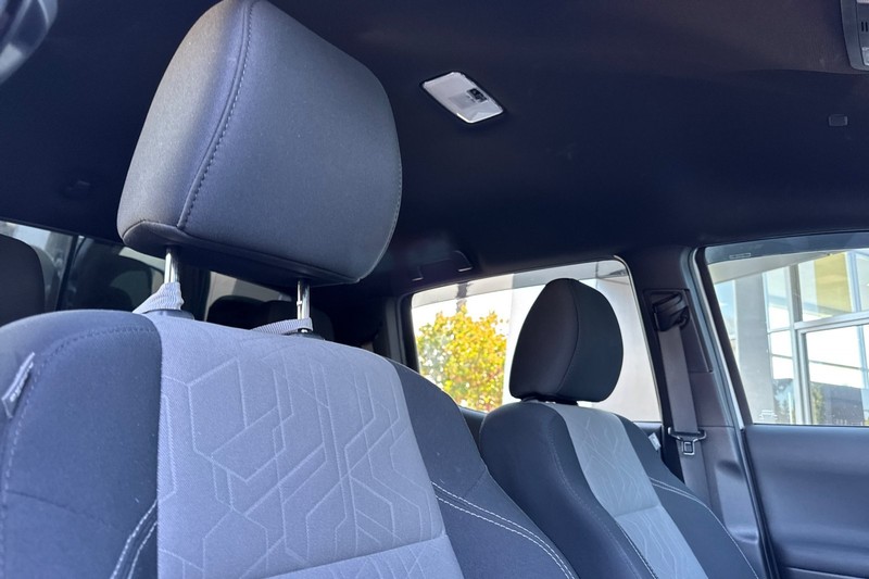 Toyota Tacoma 4WD Vehicle Full-screen Gallery Image 16