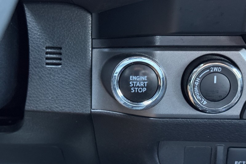 Toyota Tacoma 4WD Vehicle Full-screen Gallery Image 21
