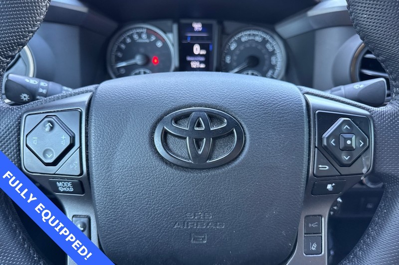 Toyota Tacoma 4WD Vehicle Full-screen Gallery Image 22