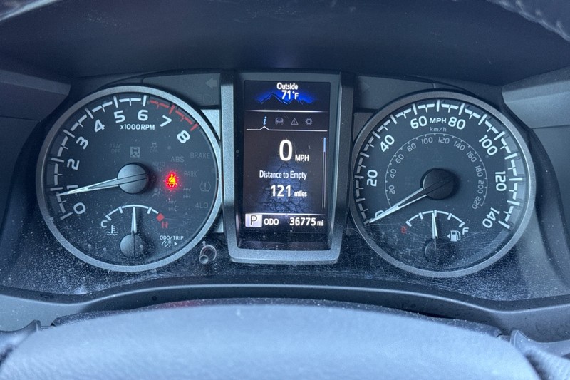 Toyota Tacoma 4WD Vehicle Full-screen Gallery Image 23