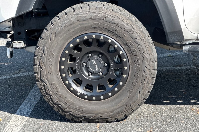 Toyota Tacoma 4WD Vehicle Full-screen Gallery Image 25
