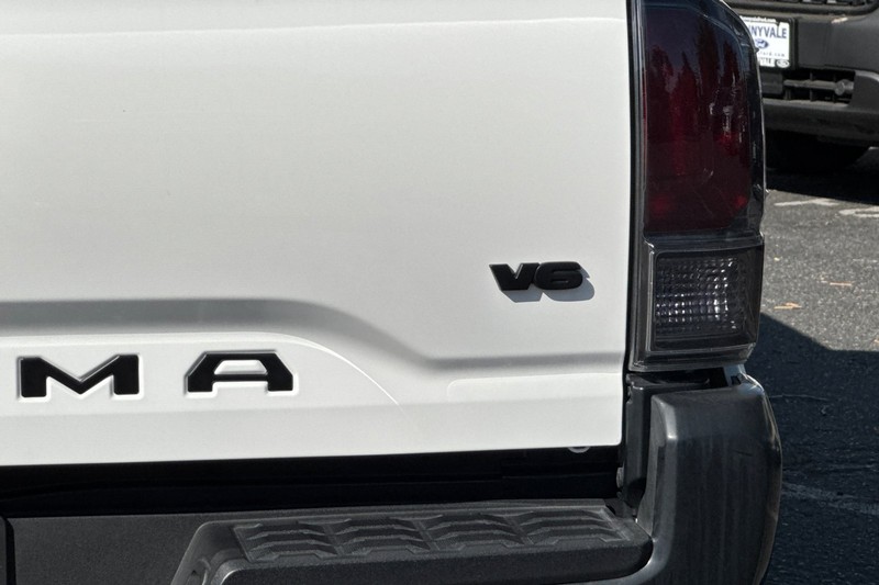Toyota Tacoma 4WD Vehicle Full-screen Gallery Image 26