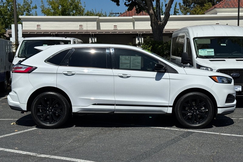 Ford Edge Vehicle Full-screen Gallery Image 03
