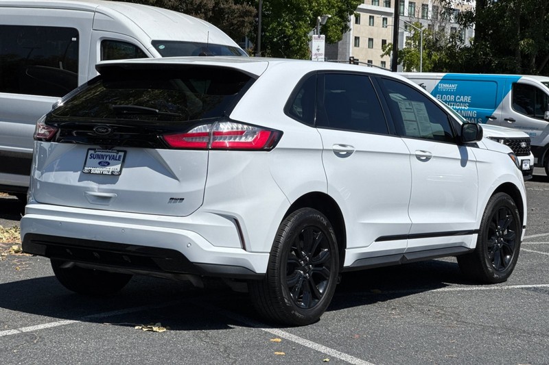 Ford Edge Vehicle Full-screen Gallery Image 04