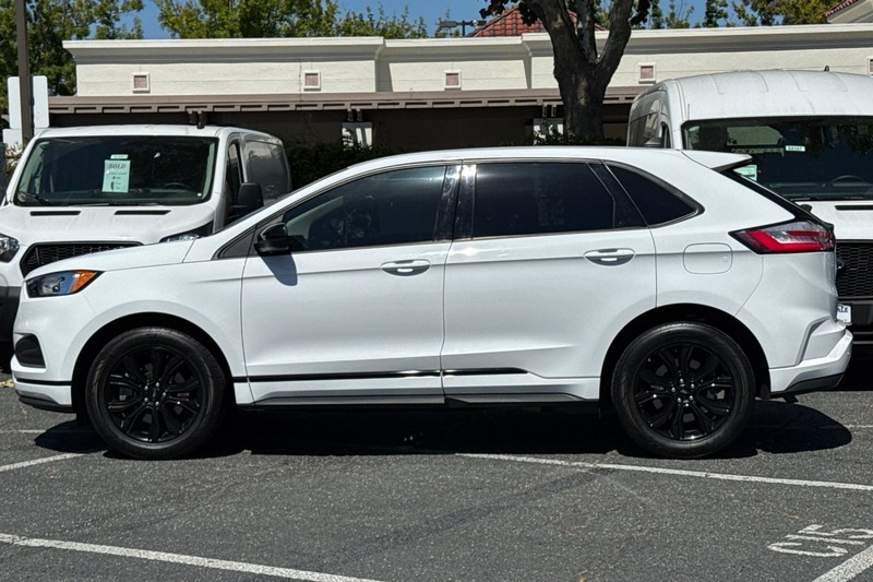 Ford Edge Vehicle Full-screen Gallery Image 08