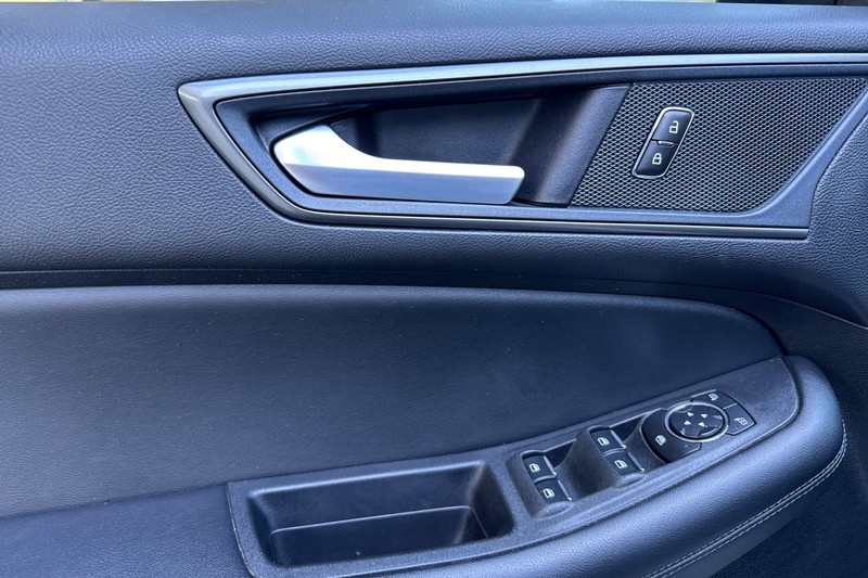 Ford Edge Vehicle Full-screen Gallery Image 12