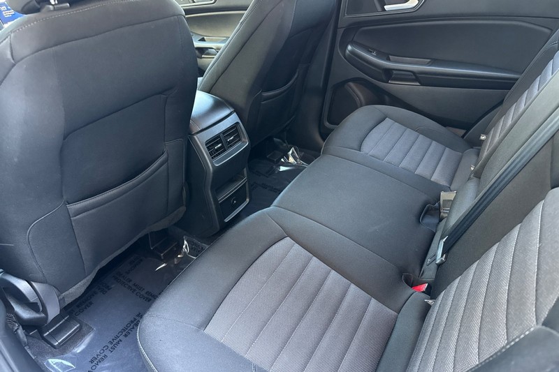 Ford Edge Vehicle Full-screen Gallery Image 13