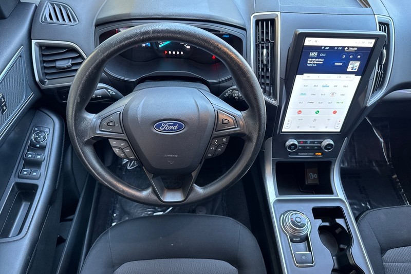 Ford Edge Vehicle Full-screen Gallery Image 15