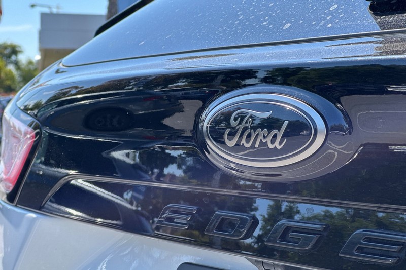 Ford Edge Vehicle Full-screen Gallery Image 28