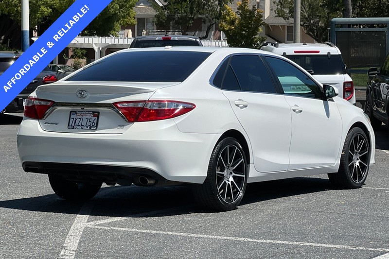 Toyota Camry Vehicle Full-screen Gallery Image 04