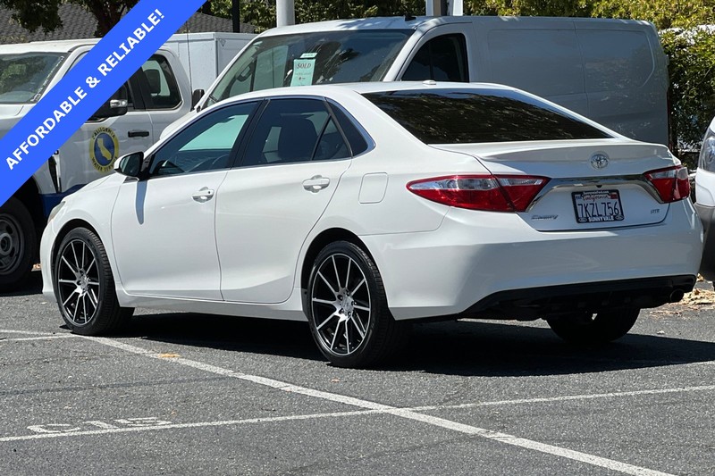 Toyota Camry Vehicle Full-screen Gallery Image 06