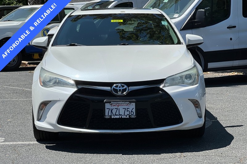 Toyota Camry Vehicle Full-screen Gallery Image 09