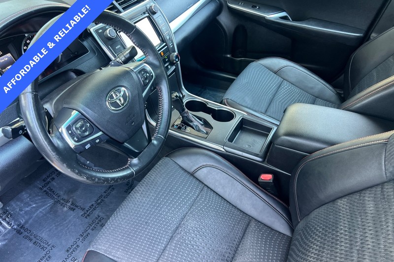 Toyota Camry Vehicle Full-screen Gallery Image 10