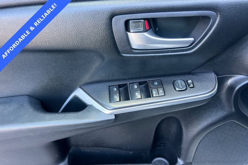 Toyota Camry Vehicle Full-screen Gallery Image 11
