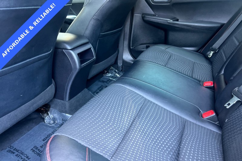 Toyota Camry Vehicle Full-screen Gallery Image 12