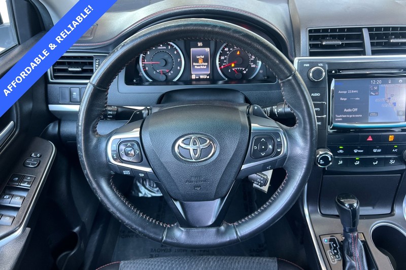 Toyota Camry Vehicle Full-screen Gallery Image 14