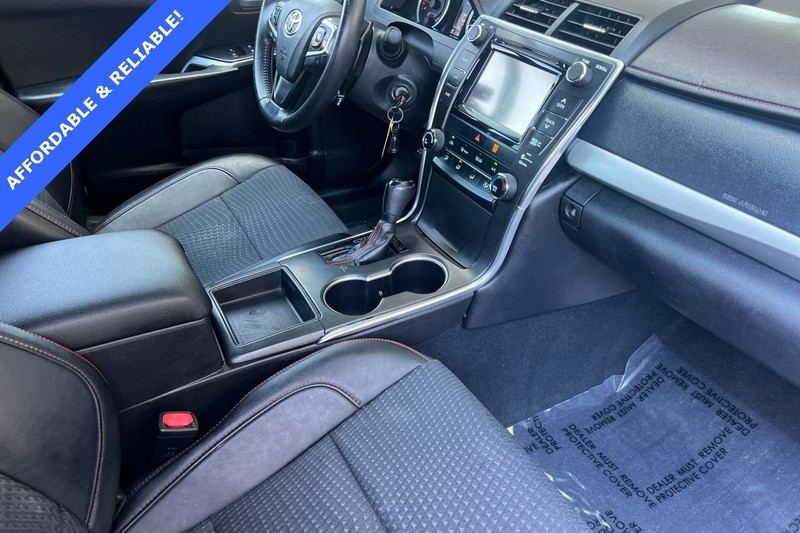 Toyota Camry Vehicle Full-screen Gallery Image 15