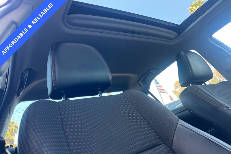 Toyota Camry Vehicle Full-screen Gallery Image 16