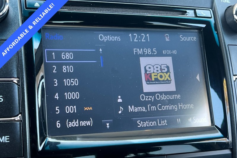 Toyota Camry Vehicle Full-screen Gallery Image 17