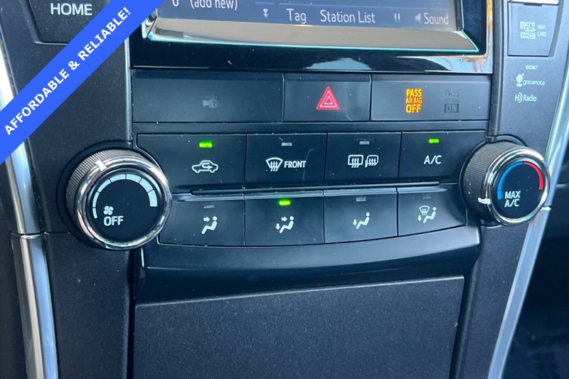 Toyota Camry Vehicle Full-screen Gallery Image 20