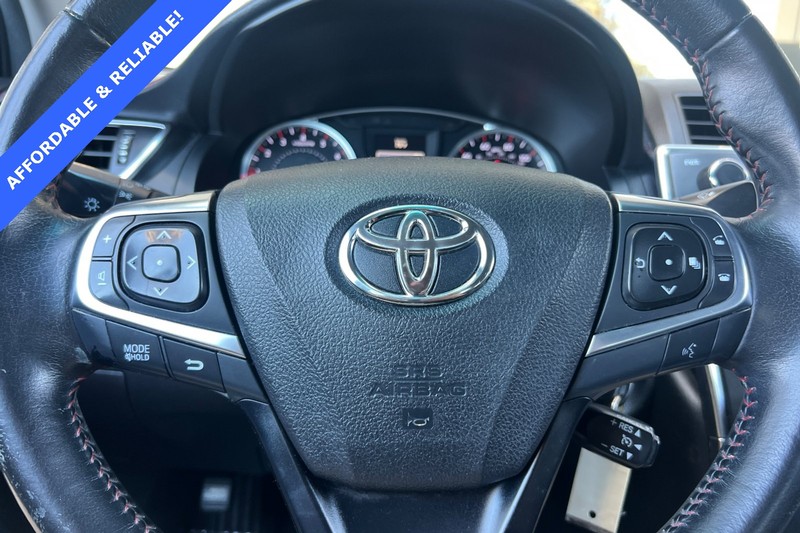 Toyota Camry Vehicle Full-screen Gallery Image 22