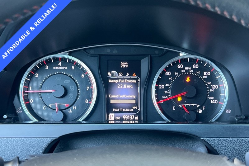 Toyota Camry Vehicle Full-screen Gallery Image 23