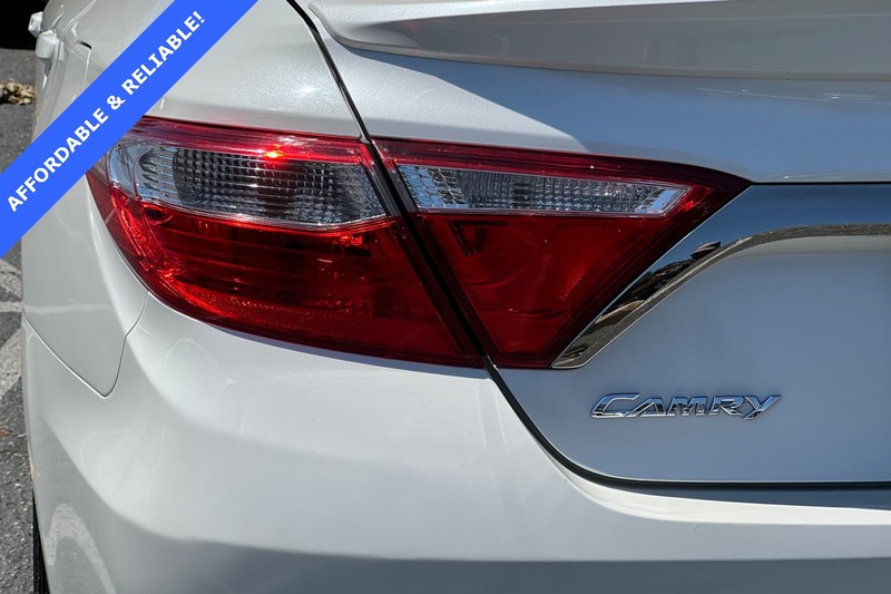 Toyota Camry Vehicle Full-screen Gallery Image 26
